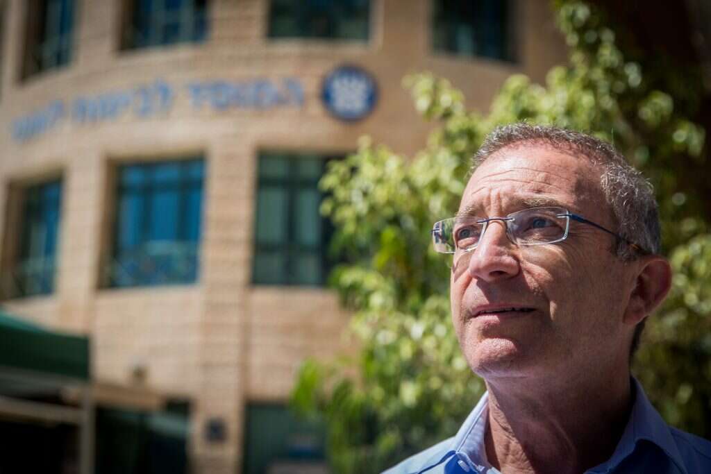 מנכ