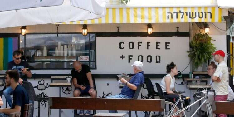 כל עוד הצריכה צרכה והשגשוג שגשג - אפשר היה להתעלם מנורות האזהרה המהבהבות. צילום: AFP כל המגפות כולן: לעמוד מול כשלי העומק שלנו