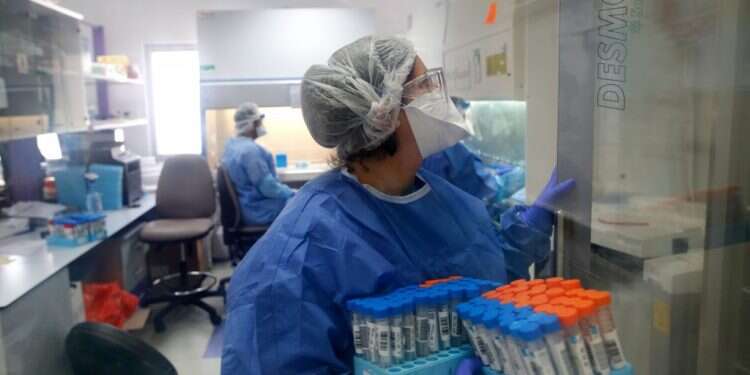 אבחון בדיקת קורונה במעבדת כללית בתל אביב. צילום: AFP הקורונה בישראל: 816 חולים חדשים, 90 במצב קשה