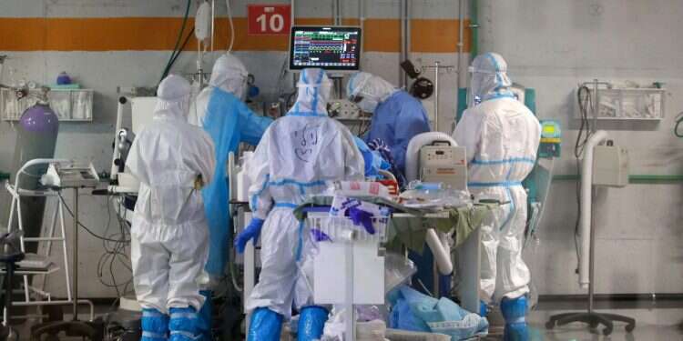 מחלקת הקורונה בבית החולים שיבא. צילום: AFP ביבי-גנץ, עורו: ישראל הזחוחה חיה בהכחשת קורונה