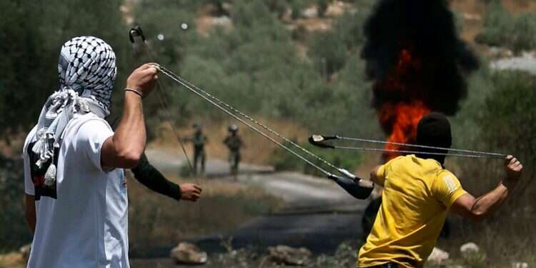 התפרעויות ערבים בכפר קדום בשומרון. צילום: AFP "הטרור המושתק": מדוע נגנזים תיקים נגד מיידי אבנים?