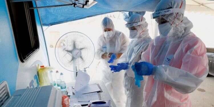 עמדת דרייב אין לבדיקת קורונה ברמת השרון. צילום: AFP התוכנית שתגן על קשישים מקורונה: 7,000 בדיקות ביום