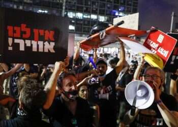 מותר להפגין, אבל רק המדינה יכולה להתמודד עם המשבר