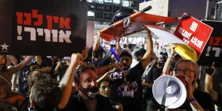 מותר להפגין, אבל רק המדינה יכולה להתמודד עם המשבר