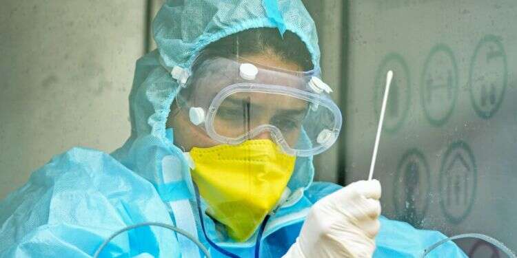 בדיקת קורונה. צילום: AFP פגיעה לבבית וירידה בשמיעה: הסיבוכים של מחלימי קורונה