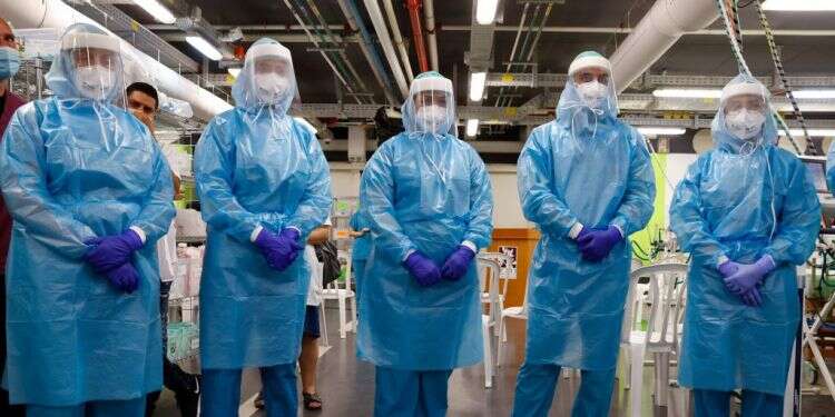 מחלקות סגורות וצוותים בבידוד: עובדים בבי"ח "לגליל" מוחים