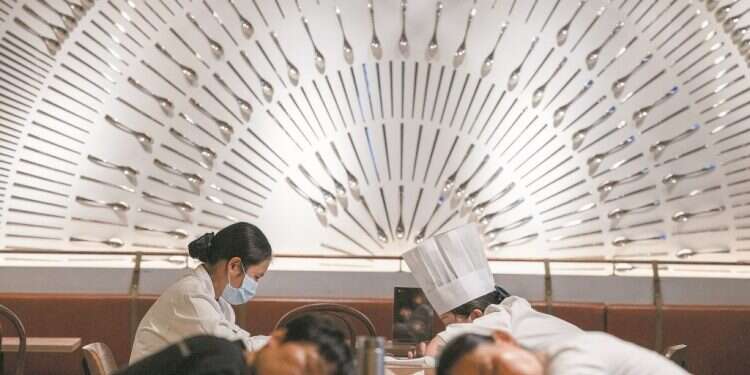 עובדים ישנים על שולחנות במסעדה בקניון בבייג'ינג, 15 ביולי, כ מנוחת הלוחמים: הגרסה הסינית לאמא הפולניה