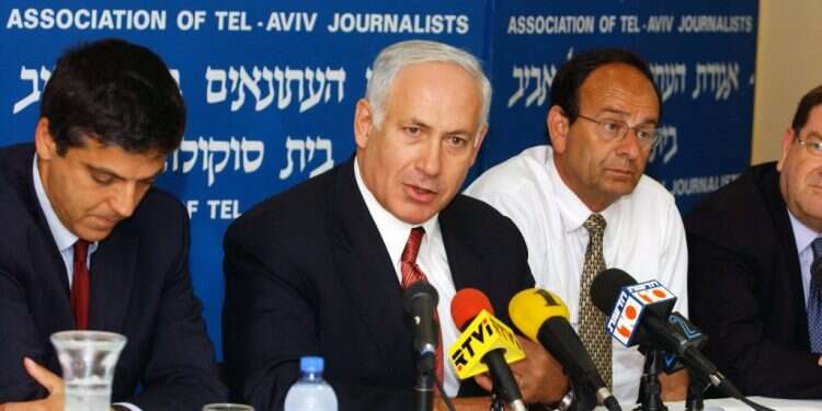 נתניהו במסיבת עיתונאים בתפקידו כשר האוצר, 2004. צילום: משה מילנר, לע הרפורמה החסרה של בנימין נתניהו