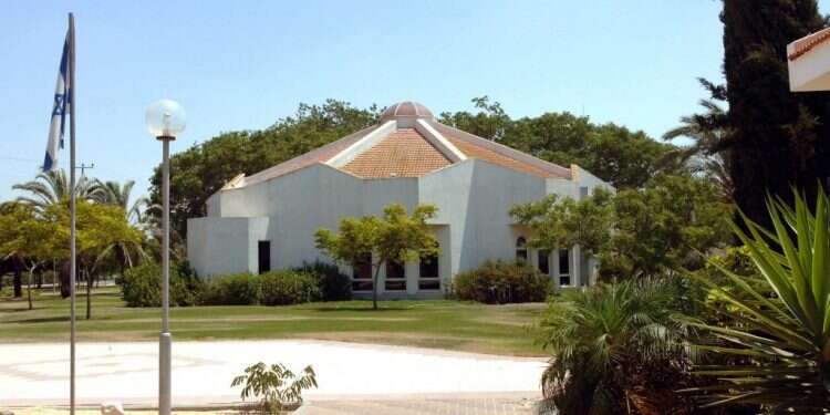 בית הכנסת בגדיד ב־2005. צילום: עבד רחים קטיב, פלאש 90 15 שנים להתנתקות: המחיר הכספי – לפחות 16 מיליארד שקלים