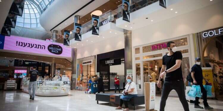 זה הזמן לתת דרור ליצר הקניות. קניון מלחה בירושלים. צילום: פלאש 90 הממשלה שפכה עשרות מיליארדים כדי להציל את המשק, עכשיו תורנו