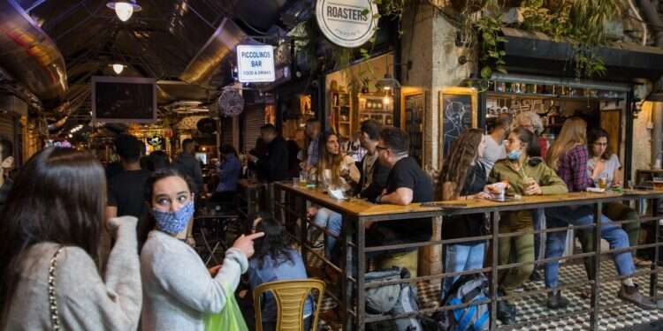 שוק מחנה־יהודה. למצולמים אין קשר לכתבה. צילום: אוליבייה פיטוס, פלאש 90 "מרגישים נצורים": שכני השוק הירושלמי מתלוננים על מיזם המדרחובים