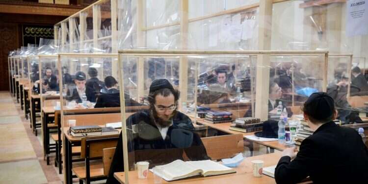 הקפדה מוחלטת על ריחוק. ישיבת גור בבני–ברק. צילום: פלאש 90 בין חרדיות לקרליבך: נפתלי קמפה מרגיש חלק מהזרם
