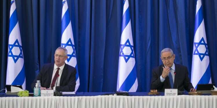 נתניהו וגנץ בישיבת הממשלה, השבוע. צילום: אוליבייה פיטוסי, פלאש 90 מיכאל האוזר-טוב: "מגיע לי שישפטו אותי במבחן התוצאה"