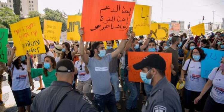 הפגנת העובדים הסוציאליים בירושלים, ארכיון. צילום: יונתן זינדל, פלאש 90 הפאניקה של הגל השני עלולה להוביל לאנרכיה