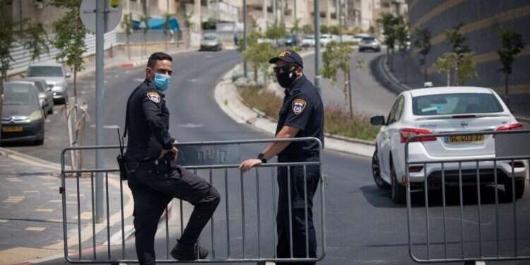 סגר בשכונה בבית שמש, בשבוע שעבר. צילום: יונתן זינדל, פלאש 90 אם נעבוד ביחד ובאסטרטגיה, נוכל לנצח את הקורונה