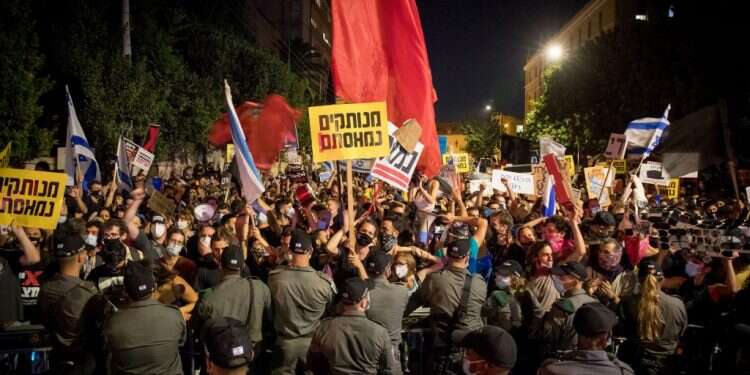 עימותים בין מחאה כוחות הביטחון למפגינים במחאה סמוך לבית ראש הממשלה, השבוע. צילום: יונתן זינדל, פלאש 90 מה מניע את אנשי "המצור על בלפור"?