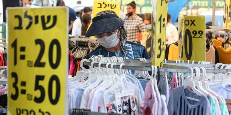 השוק בצפת, שלשום. צילום: דוד כהן, פלאש 90 באירופה מורידים את המע"מ כדי לעודד צריכה – בישראל מהססים