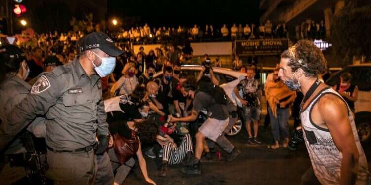 עימותים מחוץ לבית ראש הממשלה בירושלים, יולי 2020. צילום: אוליבייה פיטוסי, פלאש 90 המפגינים בבלפור רוצים דבר אחד: ליצור כאוס