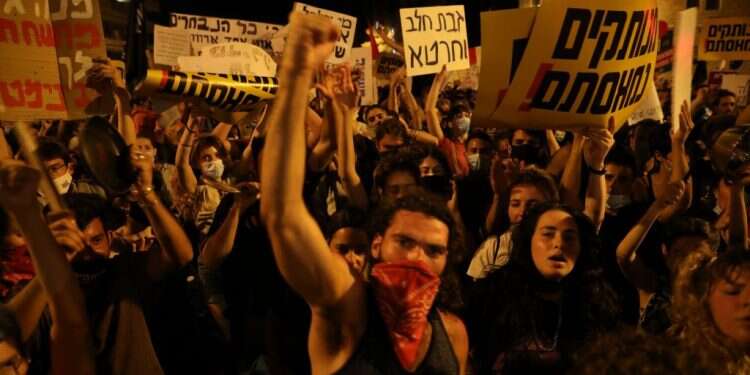 מפגינים בסמוך למעון רה הלוחש לנתניהו: יועצו הקרוב של רה"מ מדבר