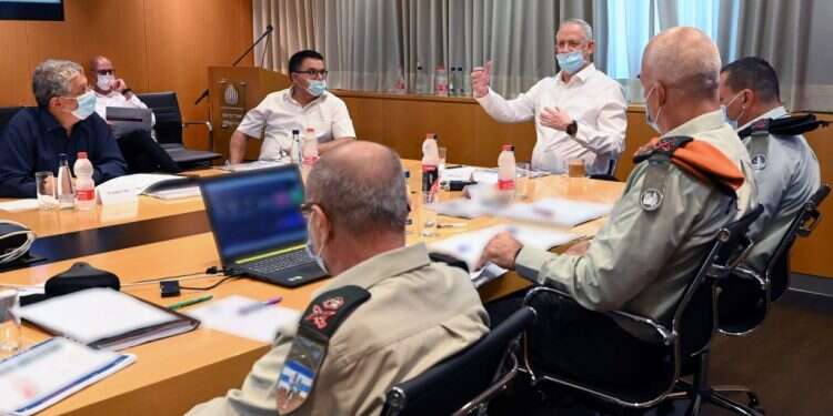 דיון במשרד הביטחון על גיוס חיילי מלואים למערך מלוניות הקורונה. צילום: אריאל חרמוני, משרד הביטחון בעקבות הנסיקה בתחלואה: הגבלה על אירועים באולמות ובבתי הכנסת