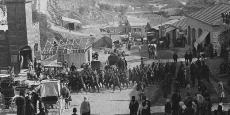 מערכת מגידו, המתוארת בספר, התרחשה לאחר כיבוש ירושלים המוצלח על ידי אלנבי שנה קודם לכן. חיילים טורקים מובסים בנסיגה מירושלים על דרך שער יפו, 1917. צילום: גטי אימג'ס מלחמת העולם בראש העין ובכנרת