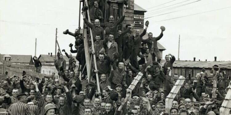 שמחת השחרור נמהלה בדאגות ובגעגועים לבני המשפחה ובחוסר ודאות באשר להווה ולעתיד. אסירים במחנה ריכוז לאחר השחרור. צילום: גטי אימג'ס מילים מהתופת – אסופת מכתבים של שורדי שואה לאחר השחרור