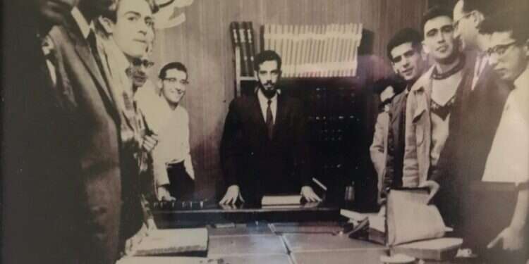 פרופ' יוסף פאור בישיבה שהקים בהיותו בן 22 בקהילה החלאבית בברוקלין. צילום: באדיבות המשפחה ענקי הרוח והמדע שנלחמו על מורשת יהודי המזרח