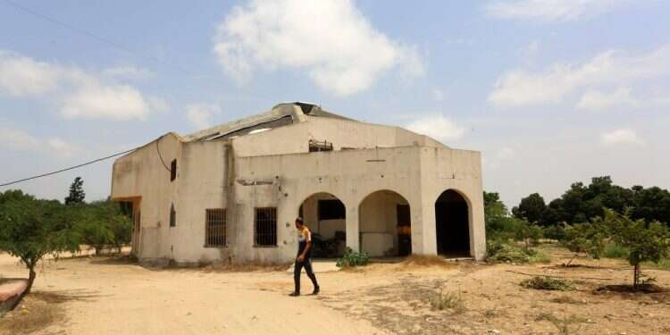 בית הכנסת הנטוש ביישוב גדיד בגוש קטיף כפי שצולם השבוע. צילום: עבד רחים קטיב, פלאש 90 15 שנים להתנתקות: המחיר הכספי – לפחות 16 מיליארד שקלים