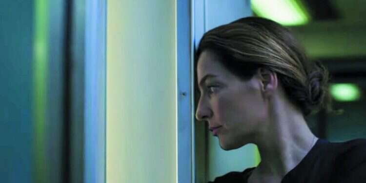 לאבד את אליס. צילום מסך לאבד את אליס: קצב איטי, אווירה טעונה ותועפות של אופל