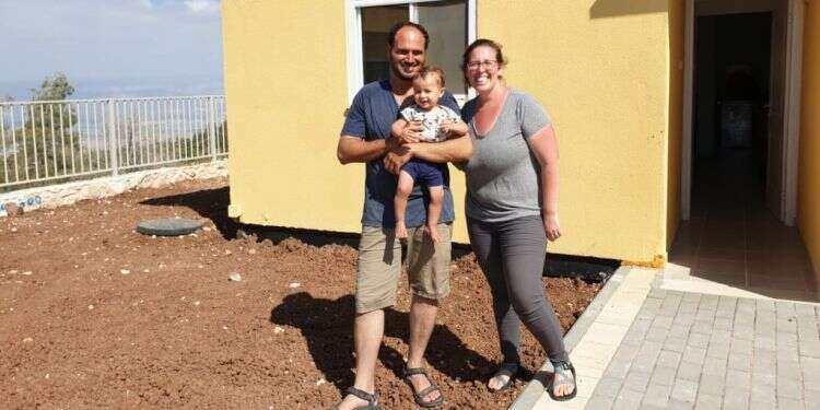 בני משפחת גודמן ביישוב החדש, השבוע. צילום: נורית אשל יישוב קהילתי חדש בגלבוע, דתי־חילוני: מיטל