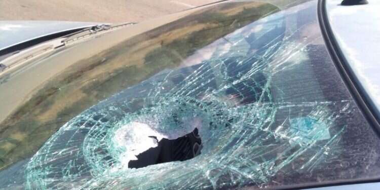 רכב ישראלי שנפגע כתוצאה מזריקת אבנים בחודש שעבר. צילום: באדיבות המצלם "הטרור המושתק": מדוע נגנזים תיקים נגד מיידי אבנים?