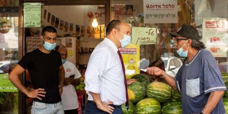 בנט בחנות ירקות בכפר־סבא. צילום: אבישג שאר-ישוב "הממשלה חדלה מלתפקד. הגל השני הוא מחדל ישיר"