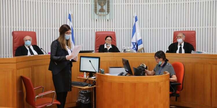 המתמחה אסתי אוחנה (עומדת) בבית המשפט העליון. צילום: עמית שאבי כשפרוגרסיבים רדיקליים משתפים פעולה עם הקיצונים שבחרדים