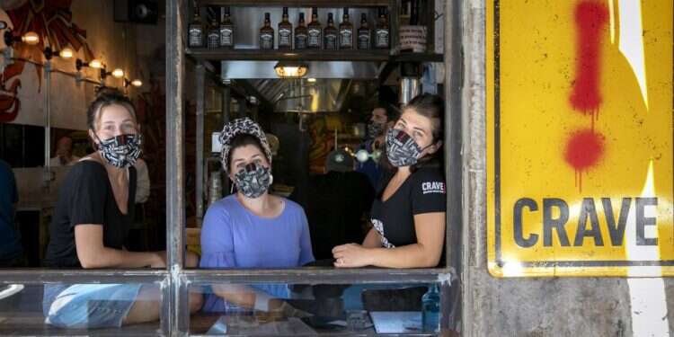 קרייב. שירה, מיכל ועדן. צילום: אוליבייה פיטוסי, פלאש 90 בעלי המסעדות במחנה יהודה משוועים ללקוחות: "הציבור מפוחד"