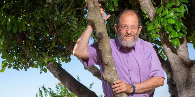 הרב ד "אי אפשר להמשיך להתפלל רק על עם ישראל"