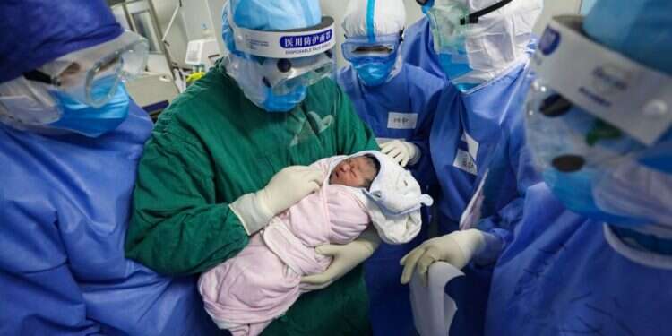 צילום: EPA
 "היינו יוצאות מלידה של חולת קורונה ובוכות"