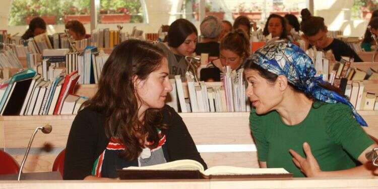 נשים לומדות תורה (למצולמות אין קשר לנאמר בכתבה). צילום: מרים צחי הכה ברבנות והצל את נשות ישראל