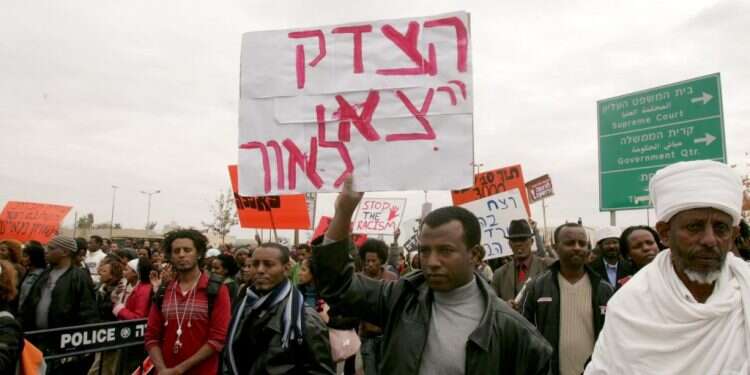 התורה מתייחסת קודם כול לאדם, שנברא בצלם אלוהים - מה שמעניק לו זכות לקניין, לחירות ולשוויון. מחאה לשוויון אזרחי, ירושלים 2006. צילום: מרים צחי יהודית ודמוקרטית: לא צריך להתלבט בין השתיים