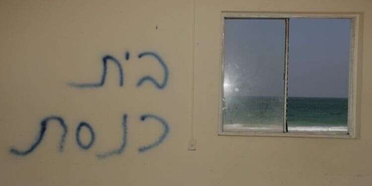 בית כנסת בגוש קטיף, אחרי העקירה. צילום: מרים צחי תרנגולים מהלכים בו: בתי הכנסת שהושארו מאחור