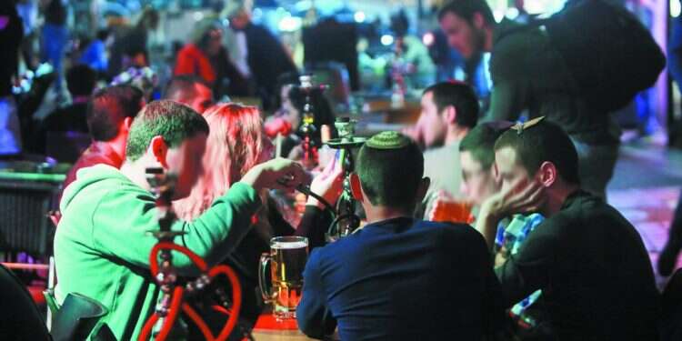 אף משפחה או מוסד אינם יכולים להוות חממה מוגנת. בילוי לילי של נוער, אילוסטרציה. צילום: מרים צחי צילום: מרים צחי