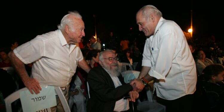 הזמין את חנן פורת לחלוק עליו בבית המדרש. הרב יהודה עמיטל וחנן פורת, 2008. צילום: מרים צחי תורת הניגון של הרב עמיטל