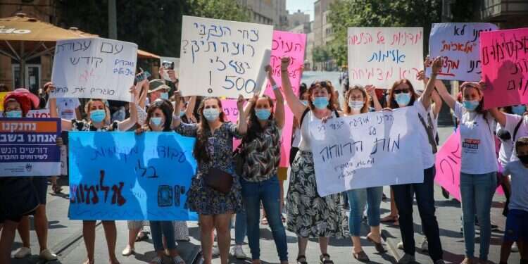 הפגנת העובדים הסוציאליים בכיכר ציון בירושלים, 2020. צילום: אורן בן חקון "את מתלבטת במי לטפל, בילד שהוכה או בנפגעת תקיפה מינית"