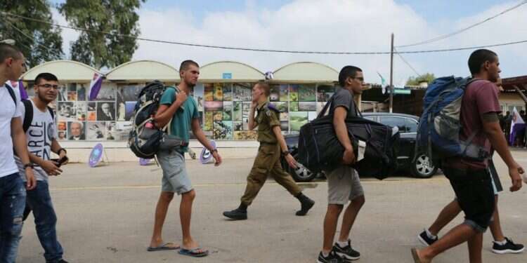 מתגייסים חדשים בבקו ביקורת על קיצור השירות בצה"ל: "פופוליזם וכישלון של משרד הביטחון"