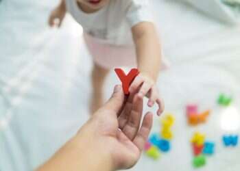 א-B-ג: להנחיל לילדים שפה שנייה כבר מינקות