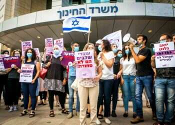 המורים שמלמדים ילדים חולים בבתיהם דורשים ודאות תעסוקתית