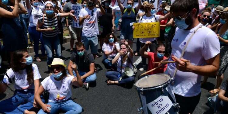 מחאת העובדות הסוציאליות. צילום: Tomer Neuberg/Flash90  מחאת העו"סים: "דורשות הנשמה כי נחנקנו"