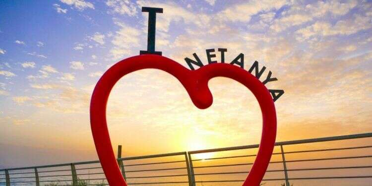 לב בשקיעה. צילום: נעמי גטניו נתניה לא מה שחשבתם: העיר שתרצו להכיר