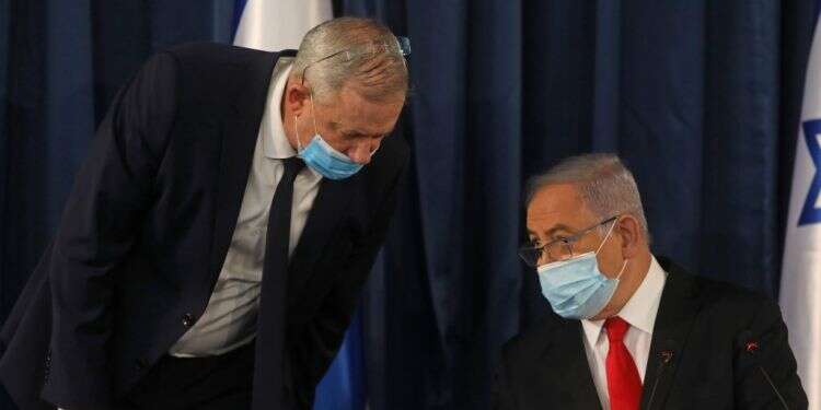 נתניהו וגנץ. צילום: EPA תנאי הליכוד לדחיית התקציב: הסכמה קואליציונית כוללת