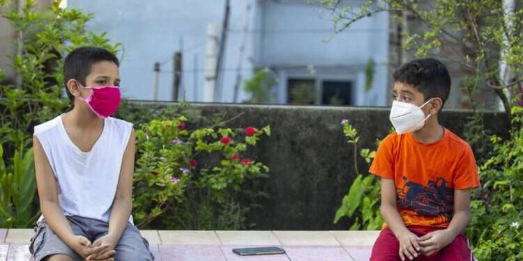 אילוסטרציה. צילום: EPA כמו מבוגרים: גם ילדים מעל גיל 10 מדבקים בקורונה