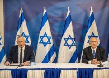 הכלכלה קורסת, והקברניטים טומנים את הראש בחול